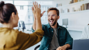 ERP-Support: Zwei Personen, die gemeinsam zusammenarbeiten